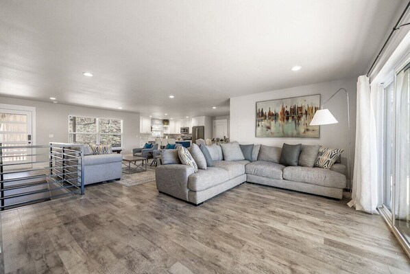 TV, table football - The Fox Den - 4BR/3BA - Sleeps 12 (Benton County)