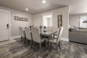 Dining - The Fox Den - 4BR/3BA - Sleeps 12 (Benton County)
