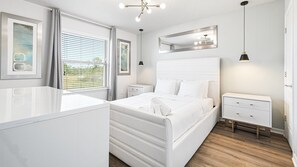 8 habitaciones, tabla de planchar con plancha, wifi y ropa de cama