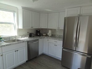 ثلاجة، ميكروويف، فرن، موقد طهي مسطح