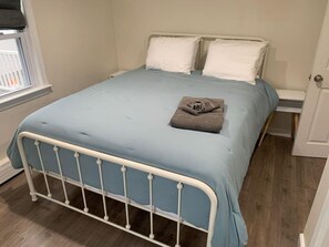 2 bedrooms, iron/ironing board, WiFi, bed sheets