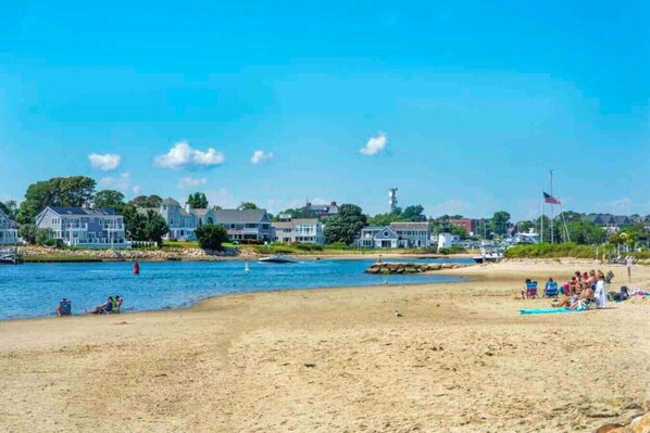 بالقرب من الشاطئ