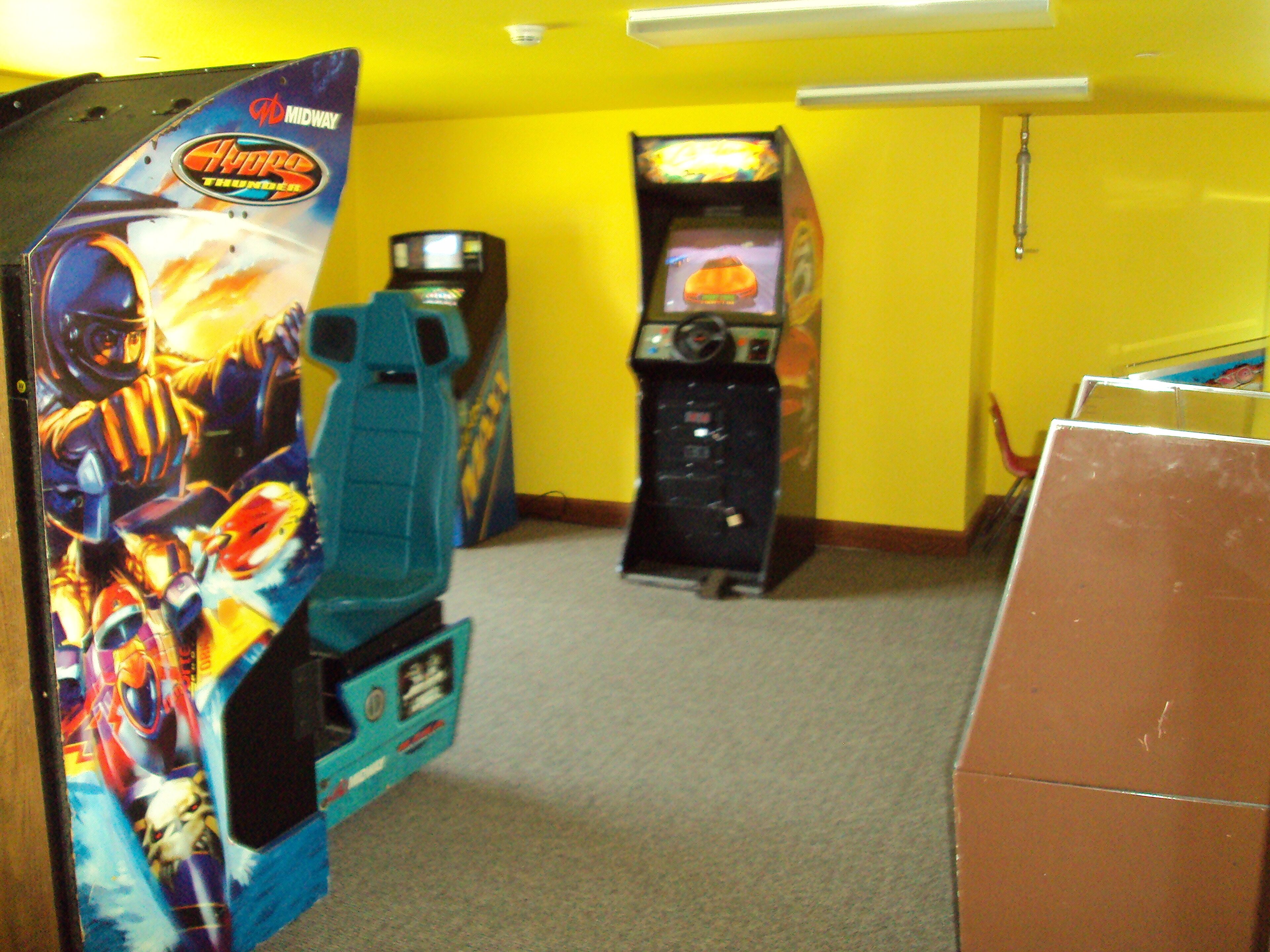 Ett rum med arkadspel, inklusive ett racingspel och en spelautomat där man kan försöka få tag på priser med en gripklo.