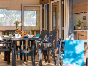 Outdoor dining - Mer & Campagne | Piscine & Lagon | Mobil-home 4p (Aubigny-Les Clouzeaux)