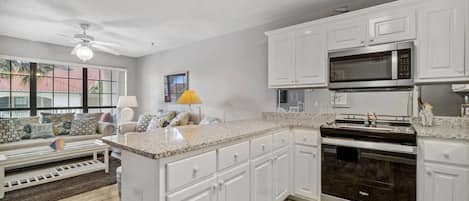 Refrigerador, microondas, horno, placa de cocina