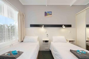Tabla de planchar con plancha, wifi gratis y ropa de cama