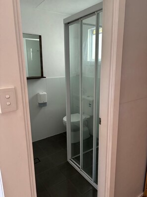 Comfort Cabin | Bathroom | Shower, free toiletries, hair dryer, towels