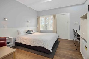 Queen Room | Iron/ironing board, free WiFi, bed sheets