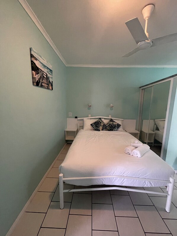 Tabla de planchar con plancha, wifi gratis y ropa de cama