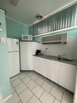 Habitación, varias camas (Queen Plus Three) | Cocina privada | Máquina de café espresso, cafetera o tetera y hervidor eléctrico