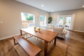 Interior - Q House in Lakewood - 5BR, 3Bath + AC. Sleeps 16. Kid and Pet-Friendly (Lakewood)