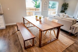 Dining - Q House in Lakewood - 5BR, 3Bath + AC. Sleeps 16. Kid and Pet-Friendly (Lakewood)