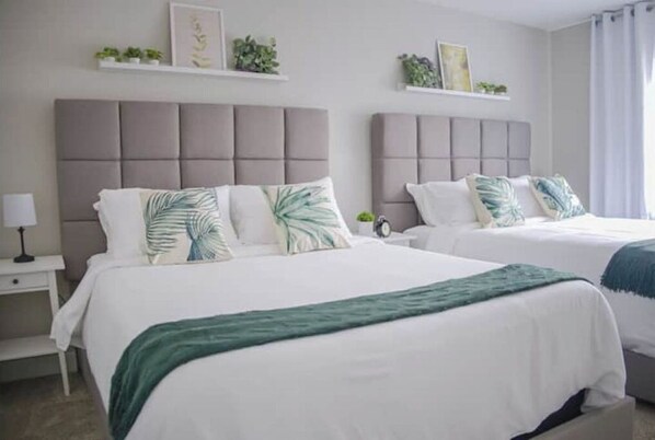 5 chambres, fer et planche à repasser, lit de bébé portatif