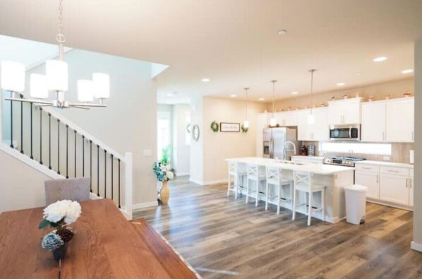 Geladeira, micro-ondas, fogão, cooktop