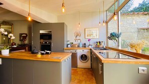 Kjøleskap, mikrobølgeovn, ovn og oppvaskmaskin