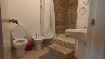 Douche, serviettes fournies, savon, shampoing