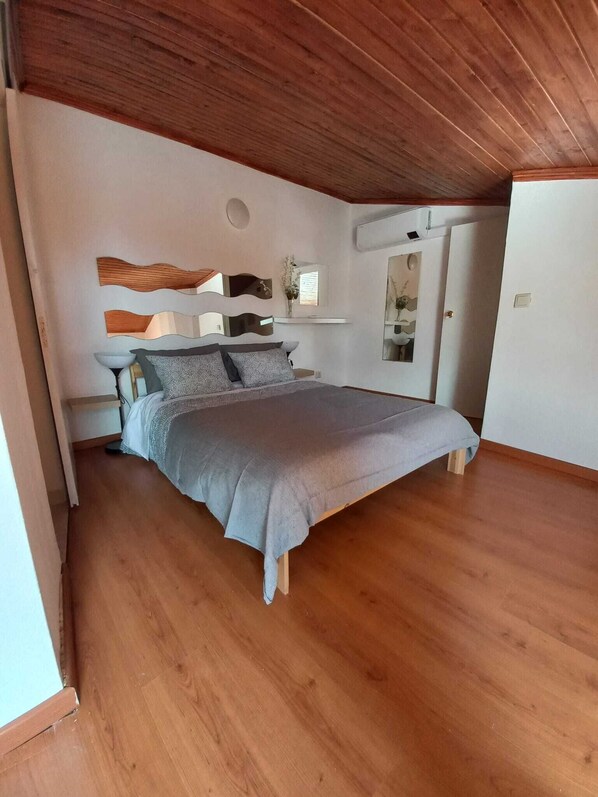 3 dormitorios, tabla de planchar con plancha, cuna de viaje