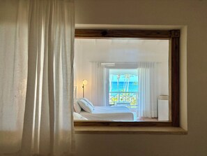 Habitación doble estándar, vista al mar | Caja de seguridad en la habitación y espacio para trabajar con laptop 