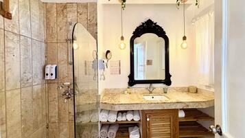 Shower, pengering rambut, handuk, dan sabun