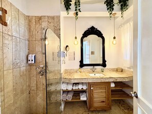 Regadera, secadora de cabello, toallas, jabón 