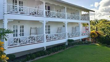 Kamar Double Standar, pemandangan laut | Brankas, ruang kerja ramah laptop, dan tirai kedap cahaya