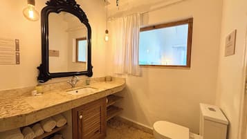 Dusche, Haartrockner, HandtĂŒcher, Seife