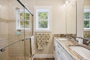 Shower, towels - Sound Views, Hot Tub, Village at Ocean Hill, Community Pools (Corolla)
