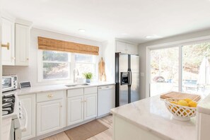 Cafetera y tetera, refrigerador, microondas y horno 