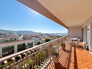 Outdoor dining - Beautiful 2-room apartment with terrace (CANNES)