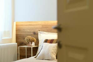 1 makuuhuone, tallelokero huoneessa, työpöytä, silitysrauta/-lauta