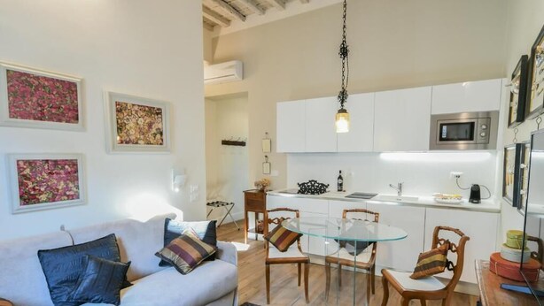 Un apartamento moderno con sala de estar, comedor y cocina.