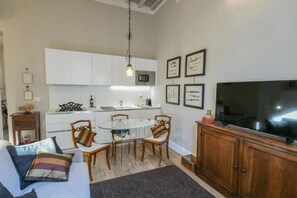 Smart-TV, Videospiele, DVD-Player, Bücher