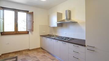 Frigorifero, piano cottura, lavastoviglie