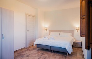 2 bedrooms, travel crib, free WiFi, bed sheets