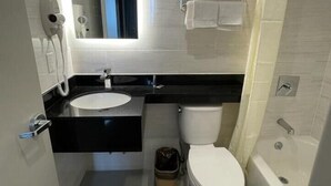 Toalettartikler (inkludert), hårføner og håndklær