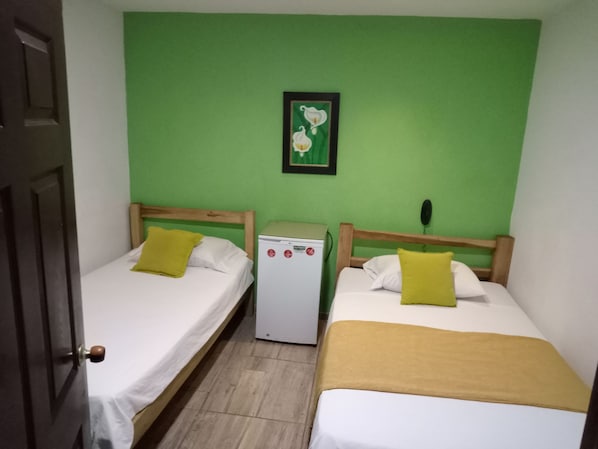 Chambre Exécutive avec lits jumeaux | Literie hypoallergénique, bureau