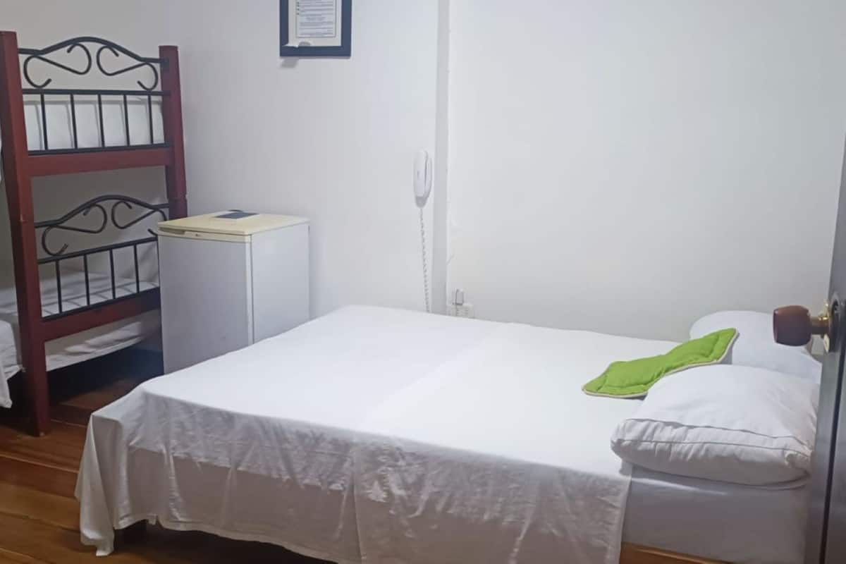 Classic Room | Peralatan tempat tidur hipoalergenik, meja, ruang kerja komputer riba
