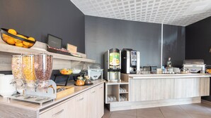 A modern kitchen with a coffee station, a fruit bowl, and a coffee machine. - Zenitude Hotel-residences Narbonne (Narbonne)
