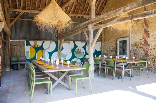 Outdoor dining - So Villa Ragonniere - Piscine Intérieure - Foot - 2h Paris - 30 p (Villiers-Saint-Benoît)