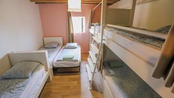 5 bedrooms, free WiFi, bed sheets