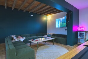 Tv, eldstad, tv-spel och ett bordtennisbord