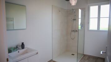 Dusche, Haartrockner, Handtücher