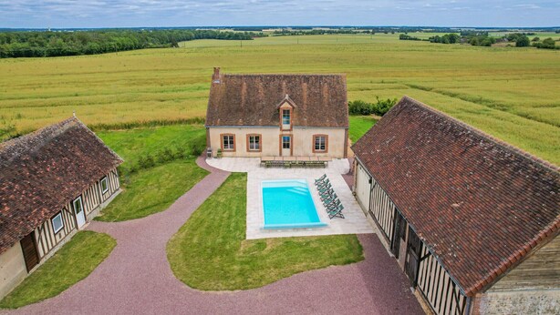 Una casa grande con piscina y jardín.