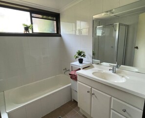 Shower, hair dryer, towels, soap - “Riverbank Retreat” Central unit on the river Rooms and spaces (Wagga Wagga)