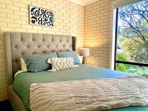 Desk, iron/ironing board, travel cot, free WiFi - “Riverbank Retreat” Central unit on the river Rooms and spaces (Wagga Wagga)