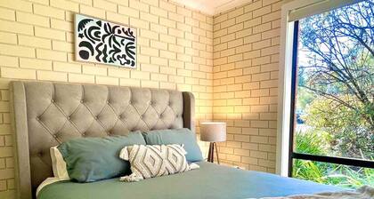 âRiverbank Retreatâ Central unit on the river Rooms and spaces