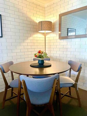 Dining - “Riverbank Retreat” Central unit on the river Rooms and spaces (Wagga Wagga)