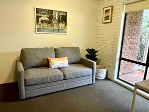 Smart TV, stereo, computer monitors - “Riverbank Retreat” Central unit on the river Rooms and spaces (Wagga Wagga)
