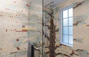 Een douche, een haardroger, handdoeken, zeep