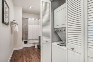 Combined shower/tub, towels